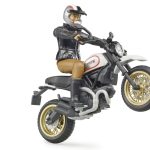 Ducati Scrambler Desert Sled mit Fahrer von Bruder