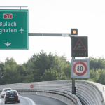 Die digitale Signalisation warnt vor Gefahren wie Baustelle, Glatteis oder Stau.