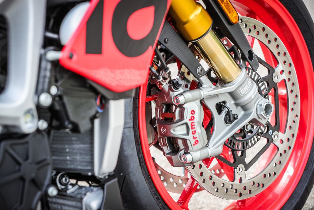 Öhlins-Gabel und Brembo-Bremse an einer Aprilia-Tuono-V4-1100-Factory-SAS.