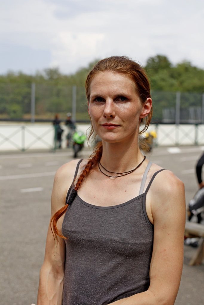 Nora Brücker. Teilnehmerin am Fahrtraining von have-fun.ch auf dem Anneau du Rhin im August 2020. Foto: Dimitri Hüppi