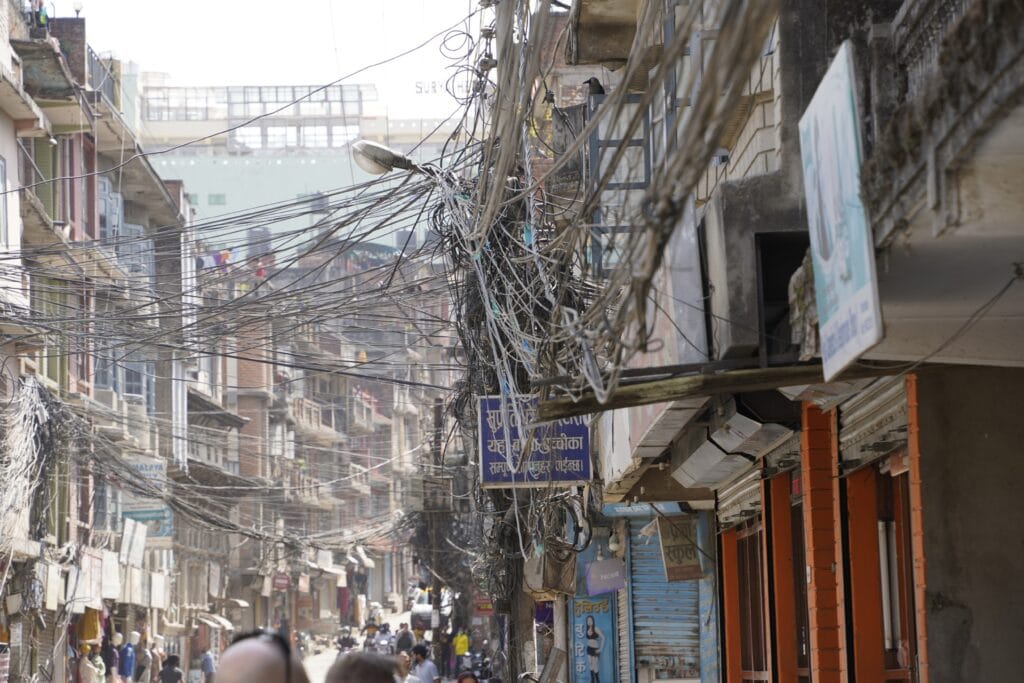 Typischer Kabelsalat in Kathmandu. Schweizer Elektroinstallateurinnen und -installateure würden dies nach ihren heutigen Massstäben wohl als «gefährliche Laieninstallation» bezeichnen. Foto: Judith Seeberger