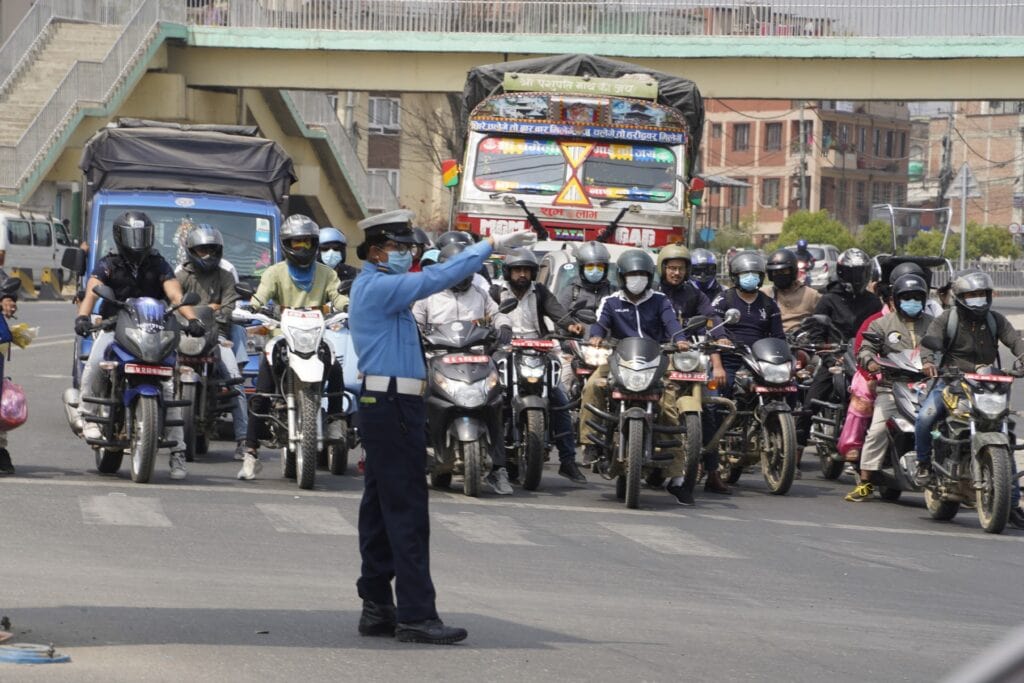 Polizisten regeln den Verkehr in Kathmandu – besser als jedes Ampelsystem. Foto: Judith Seeberger