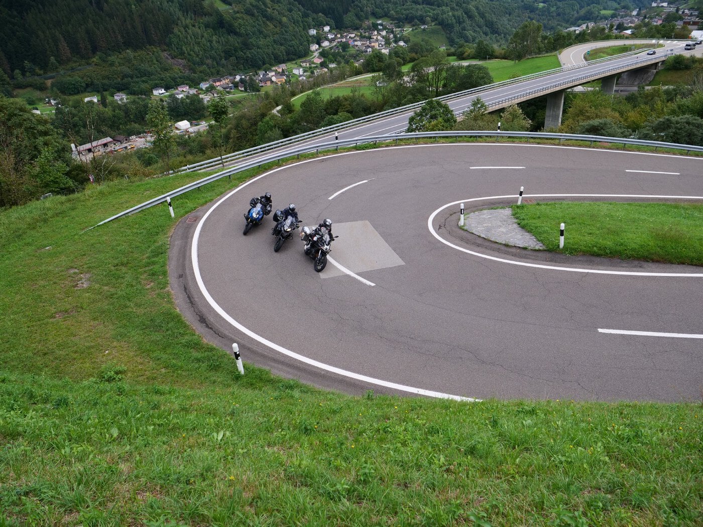 San Bernardino. Passstrasse im Vordergrund, Hauptstrasse im Hintergrund. Bild: MOTO.CH-Archiv/P. Schiffmann