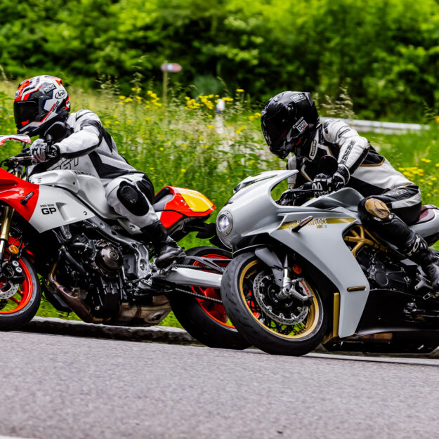 MV Agusta Superveloce vs Yamaha XSR900 GP