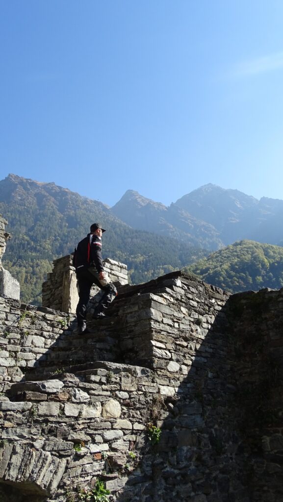 Burgruine von Mesocco – Die Treppen führen heute ins Nichts.