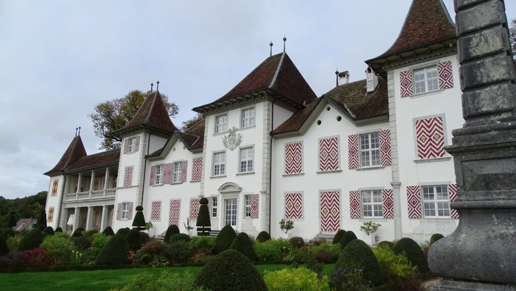 Das barocke Schloss Waldegg mit seinen prägnanten Fensterläden und dem symmetrisch angelegten, öffentlich zugänglichen Schlossgarten.